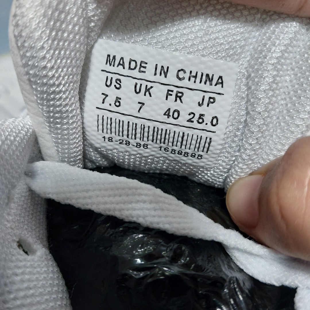 New balance cinesi store