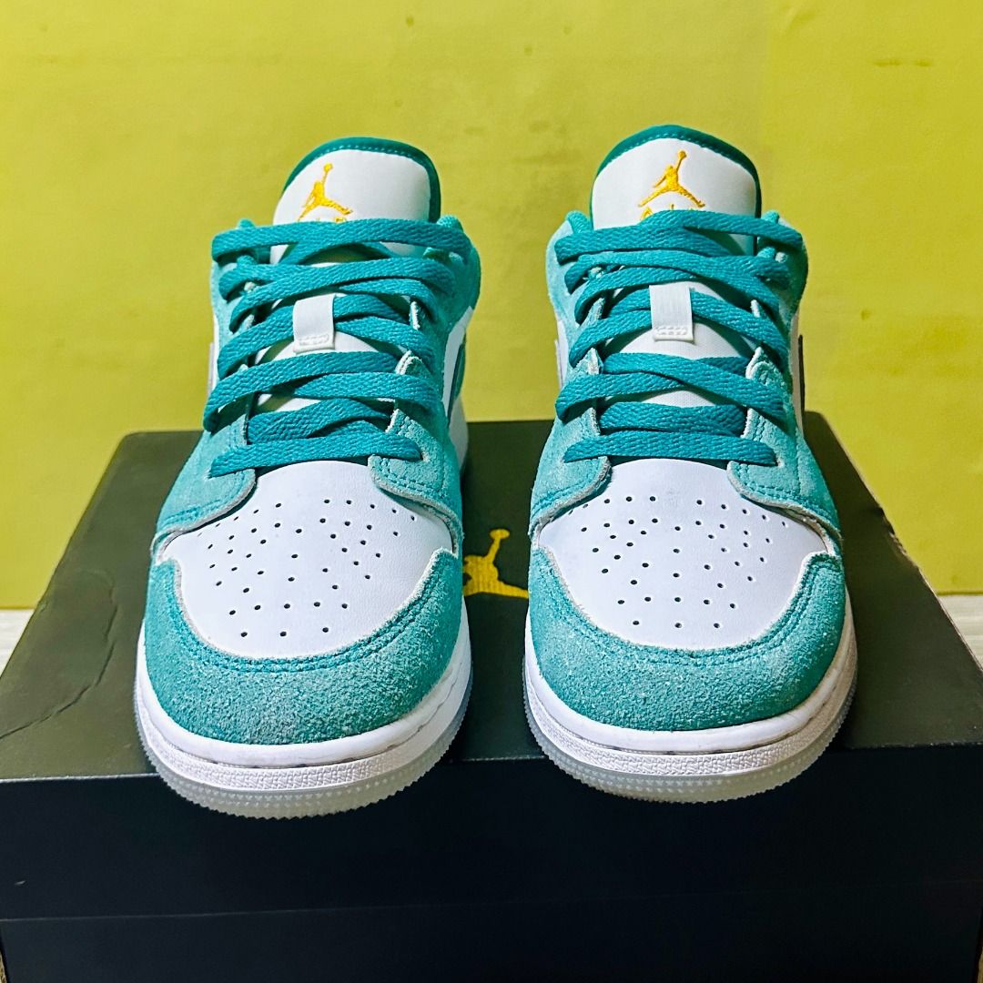 Air Jordan 1 Low SE New Emerald (Category: Sneakers) located in Quezon City. Submitted by rouge89 (Listing ID 1236166864, Image 2). Description: Air Jordan 1 Low SE (GS) New Emerald / Taxi White Size UK 5 / 24 CM / EUR 38 / US 7 Price: ₱9,000 Used once (for 3 hrs only) In perfect condition Complete with box, sticker and extra lace Authentic / Original RFS: doesn't fit me well :( .