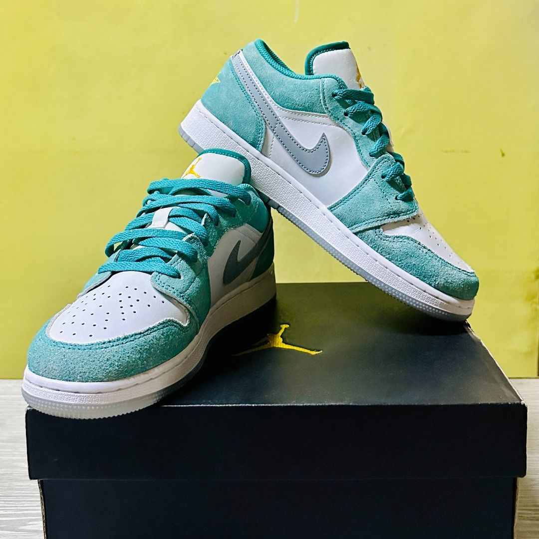 Air Jordan 1 Low SE New Emerald (Category: Sneakers) located in Quezon City. Submitted by rouge89 (Listing ID 1236166864, Image 1). Description: Air Jordan 1 Low SE (GS) New Emerald / Taxi White Size UK 5 / 24 CM / EUR 38 / US 7 Price: ₱9,000 Used once (for 3 hrs only) In perfect condition Complete with box, sticker and extra lace Authentic / Original RFS: doesn't fit me well :( .