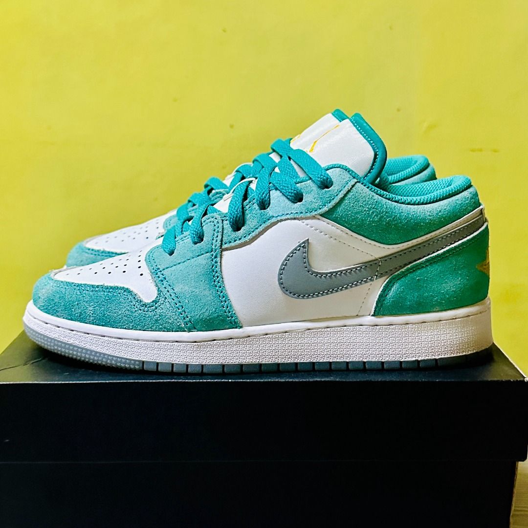 Air Jordan 1 Low SE New Emerald (Category: Sneakers) located in Quezon City. Submitted by rouge89 (Listing ID 1236166864, Image 3). Description: Air Jordan 1 Low SE (GS) New Emerald / Taxi White Size UK 5 / 24 CM / EUR 38 / US 7 Price: ₱9,000 Used once (for 3 hrs only) In perfect condition Complete with box, sticker and extra lace Authentic / Original RFS: doesn't fit me well :( .