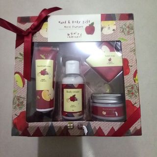 Brand New❣ Hand and Body Apple Fragrance Gift Set from Japan