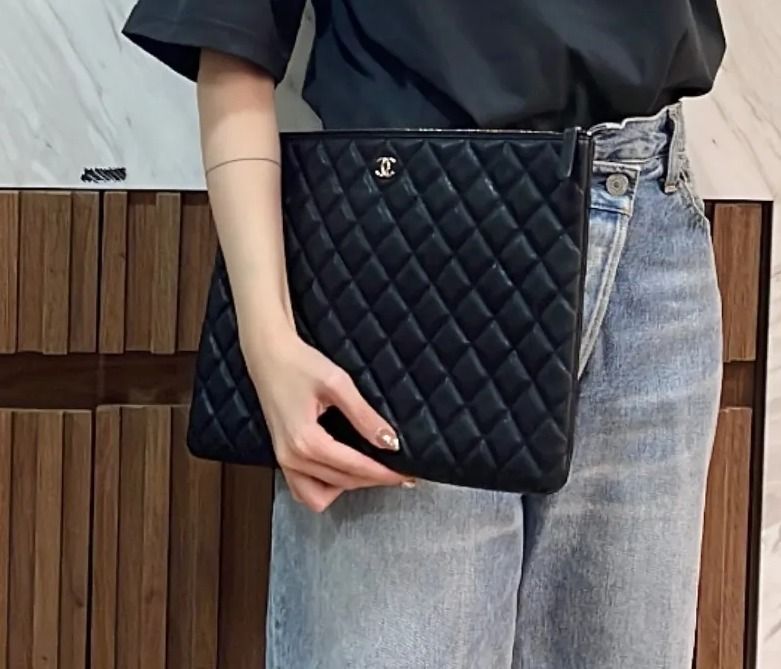 Chanel sales men clutch