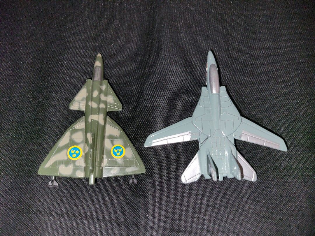 Diecast Jet Planes (Category: Vehicle & Diecast Models) located in Pasig City. Submitted by samnok_toys_ph (Listing ID 1236140914, Image 1). Description: 100 each diecast preloved with sign of use gcash lalamove flash grab loc santolan pasig city.
