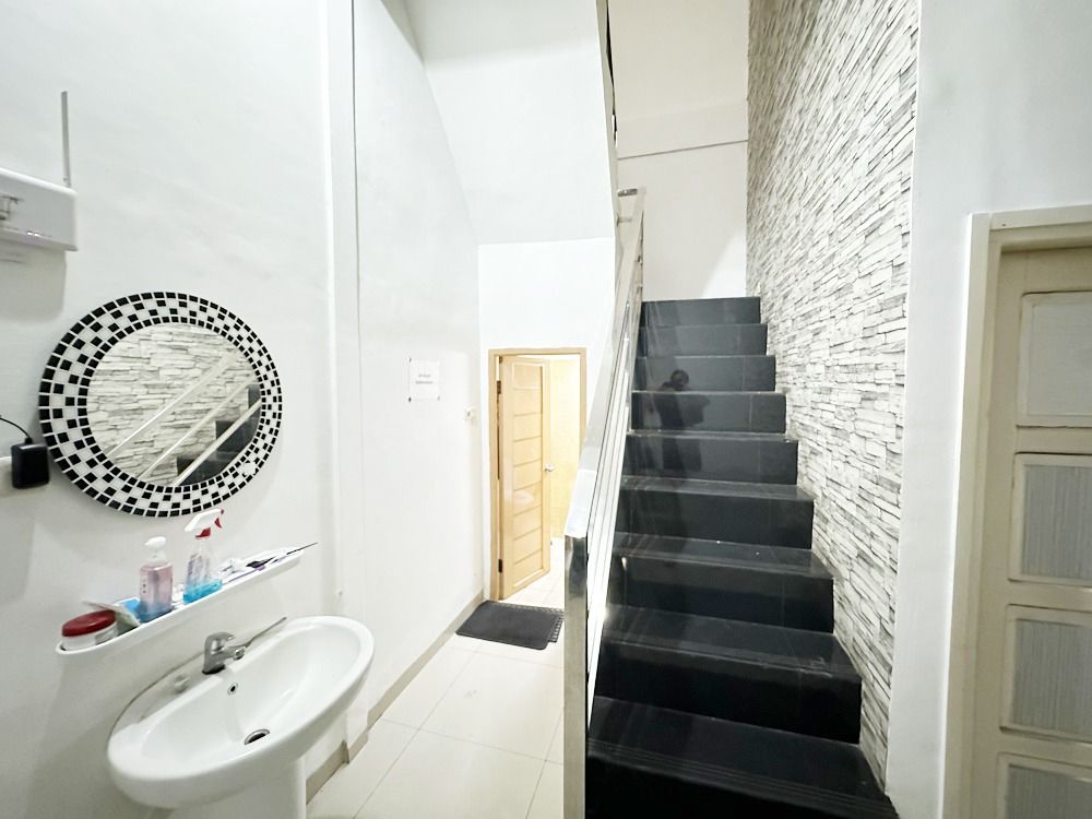 jual_rumah_2_lantai_di_pusat_k_1686110110_5ed70674_progressive