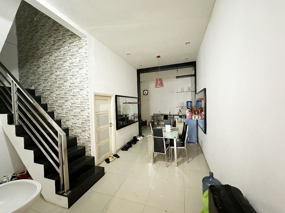 jual_rumah_2_lantai_di_pusat_k_1686110110_9657573f_progressive