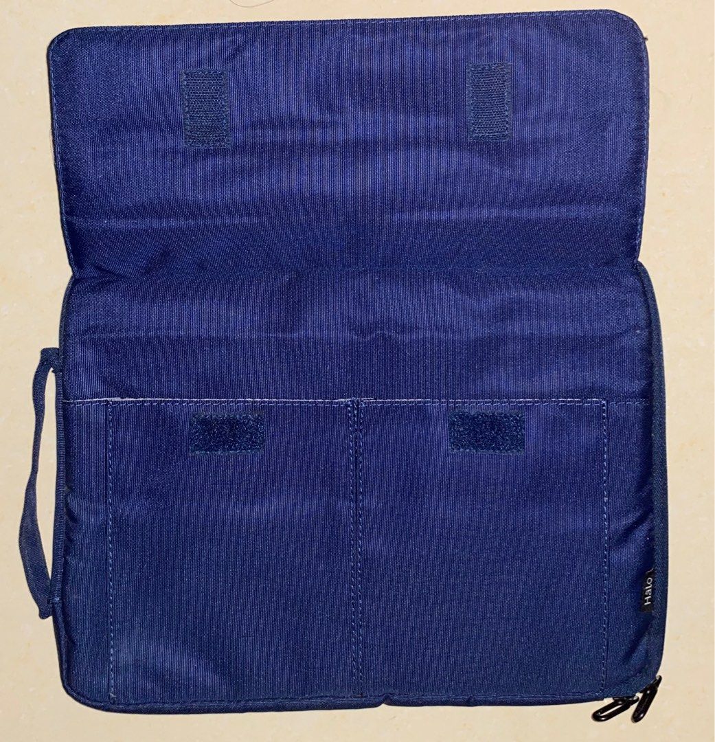 Laptop Bag -Halo (Category: Laptop Bags & Sleeves) located in Cavite. Submitted by eessaa08 (Listing ID 1236193543, Image 3). Description: Halo Laptop Bag with 2 pockets 14 inches, Navy blue color, with foam for protection Used once. 100% in working condition RFS: Decluttering MOP: Gcash Courier: J&T/Lalamove.