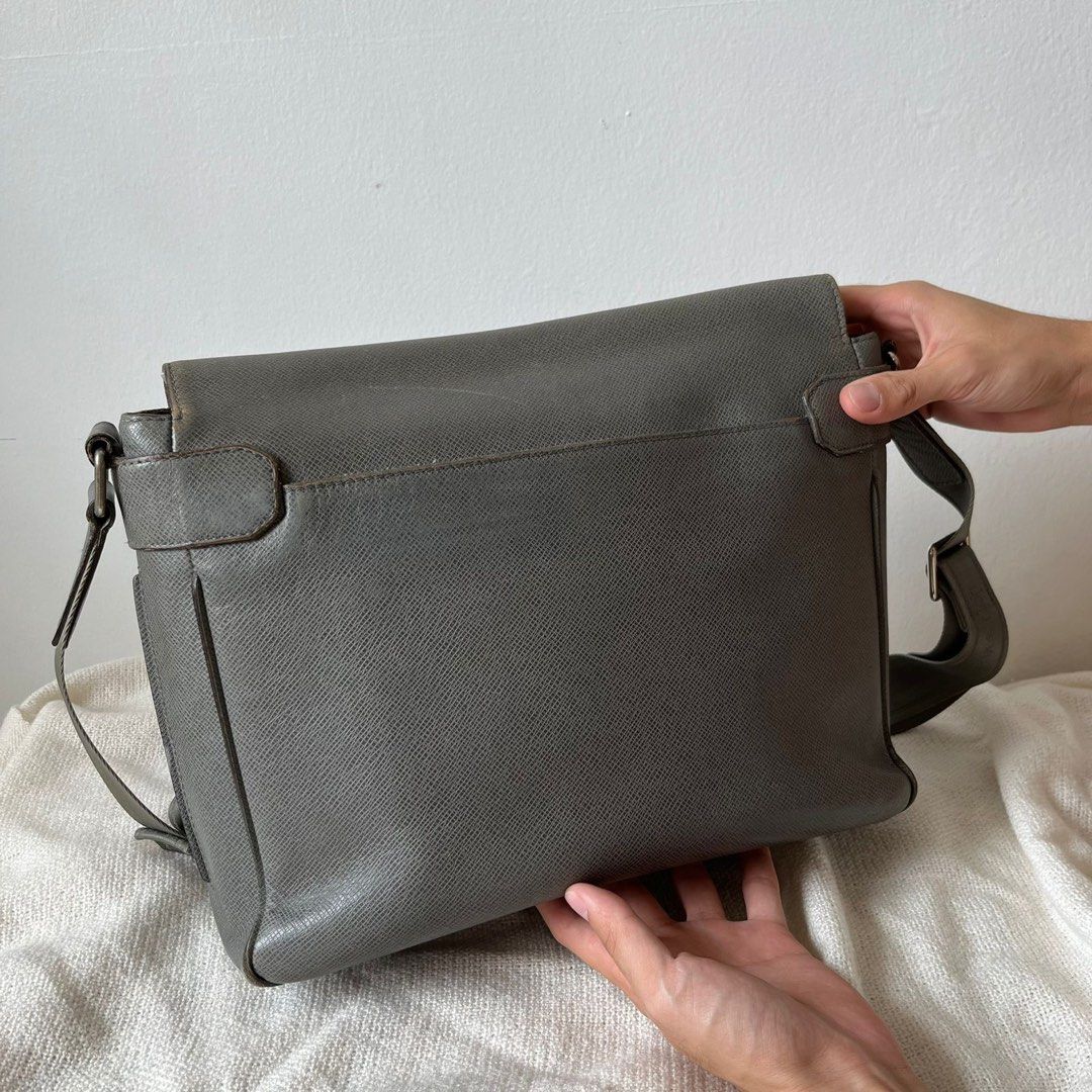 Louis Vuitton Roman MM Taiga Leather Messenger Bag, Barang Mewah
