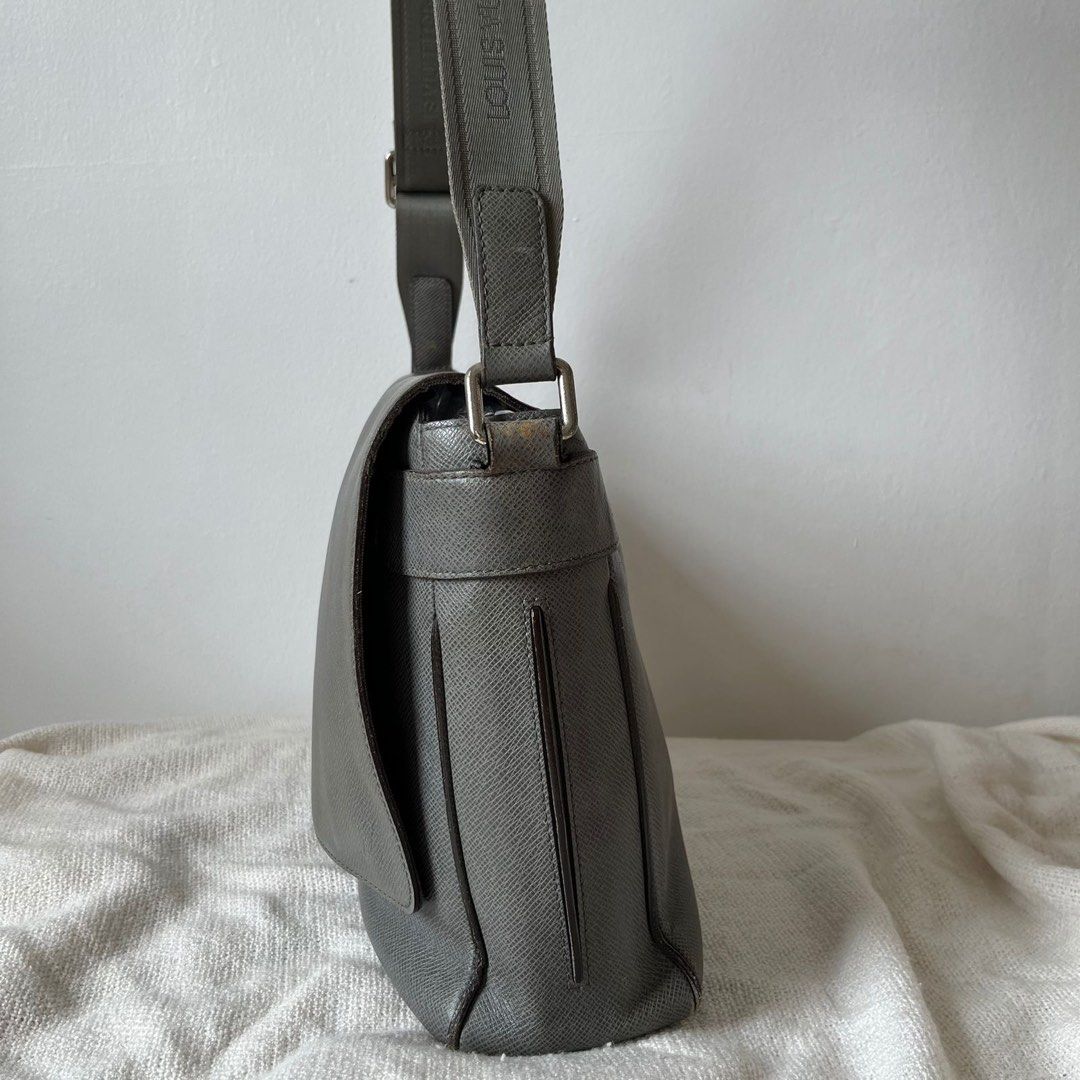 Louis Vuitton Roman MM Taiga Leather Messenger Bag, Barang Mewah