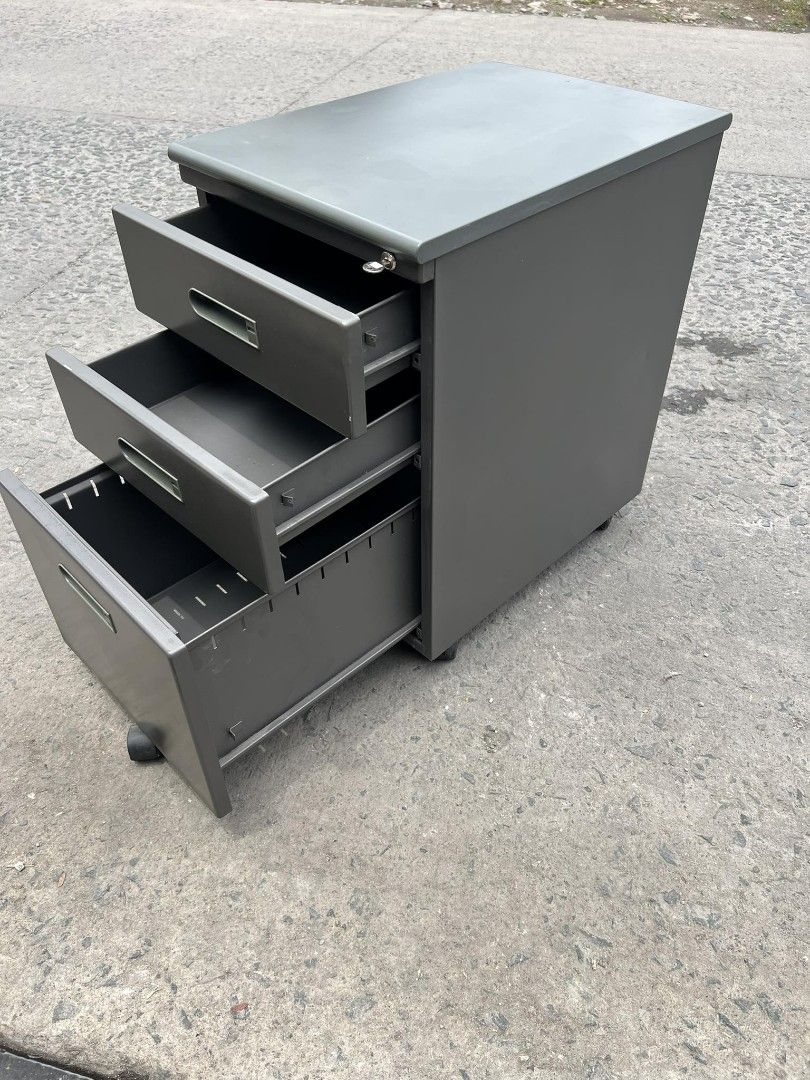 Metal Pedestal on Carousell