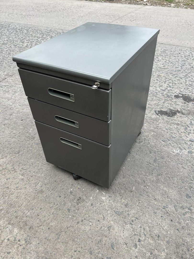 Metal Pedestal on Carousell