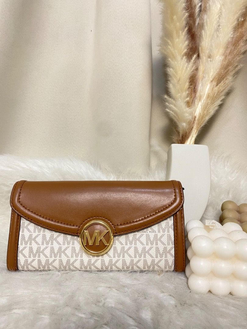 MICHAEL KORS LONG WALLET (Category: Luxury Bags & Wallets) located in Quezon City. Submitted by lavishly.ph (Listing ID 1236137988, Image 2). Description: Brand New Michael Kors wallet without box kaya selling low. NOTE: Lavishly.ph strongly advise buyers to conduct thorough research before completing a transaction, taking personal responsibility for ensuring the chosen product aligns with their specific needs and requirements. It's crucial to no