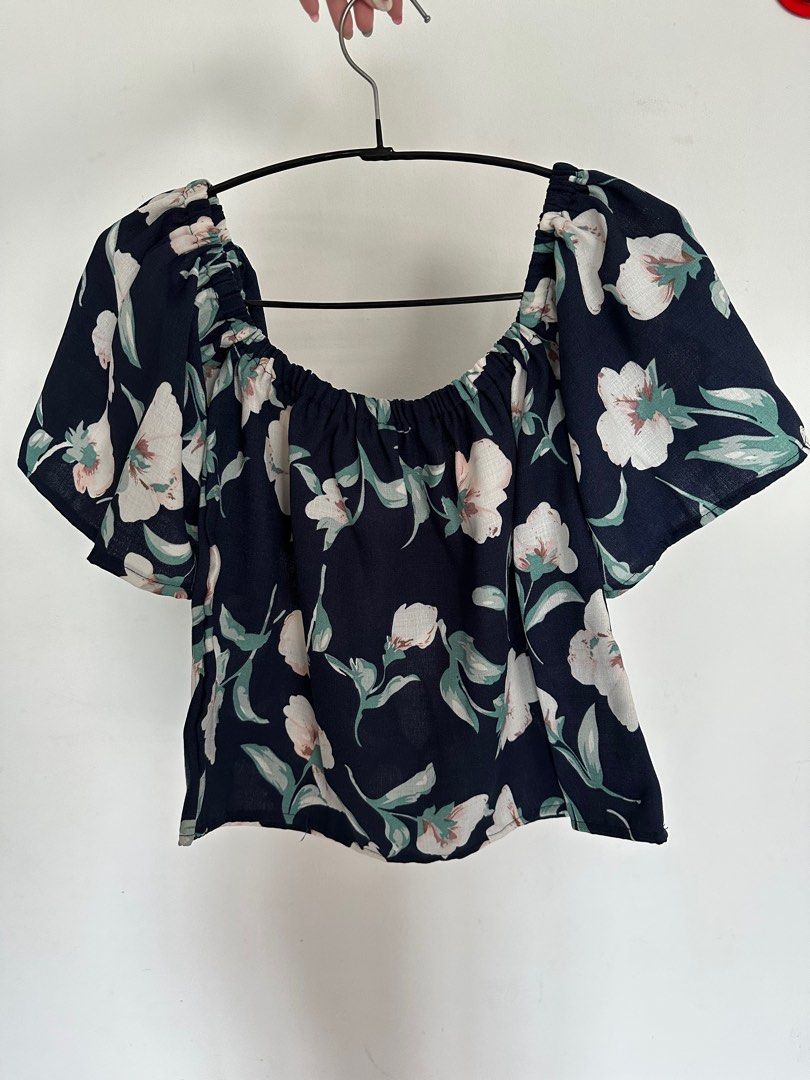 hollister women navy blue floral top size medium