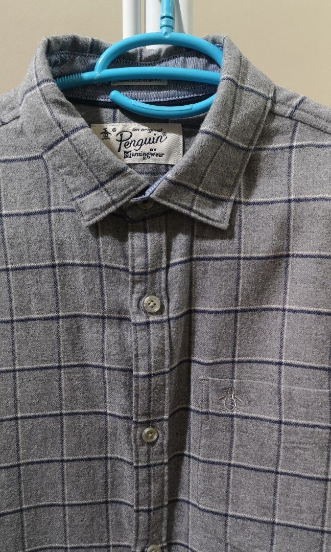 Penguin Original Long Sleeves (Category: Formal Shirts) located in Mandaluyong City. Submitted by japs2 (Listing ID 1236191997, Image 3). Description: Original Penguin Long sleeves polo Flannel gray W 19inches, L 30inches Size per tag: small heritage slim fit RFS: small for me Never been used With paper bag Mandaluyong area.