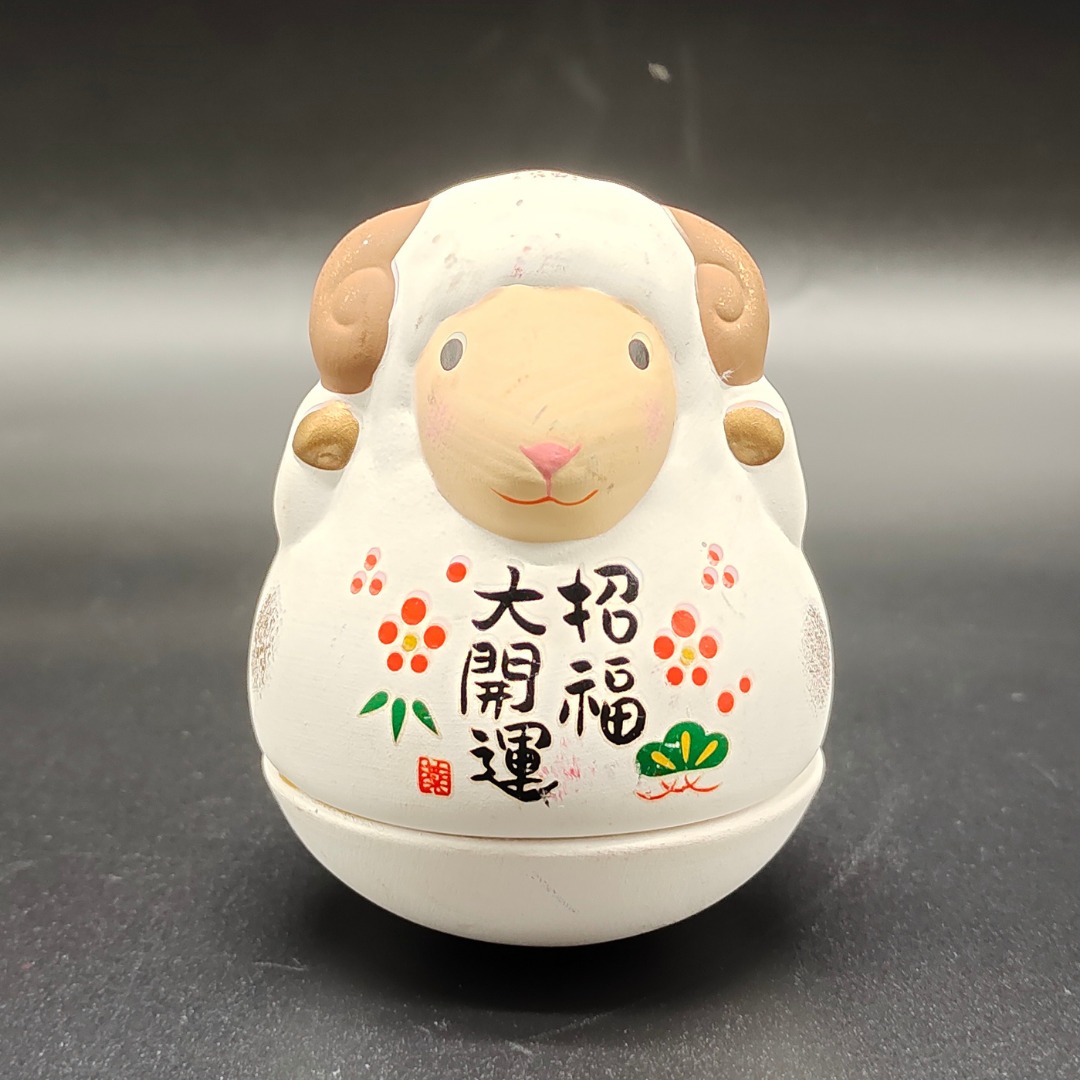 Photo : Un Okiagari-koboshi, Poupée Traditionnelle Japonaise, Vendu Aux