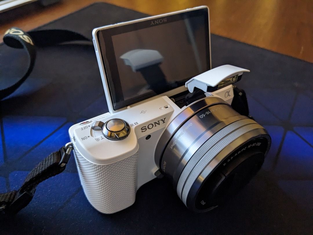 Sony Aplha A5000 Mirrorless Digital Camera with 1650mm OSS Lens