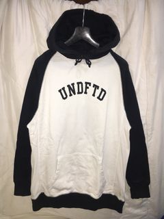 UNDEFEATED ARC LOGO HOODIE