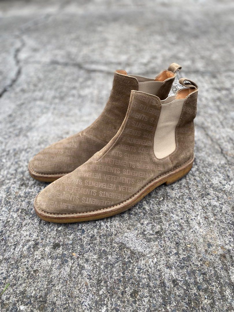 Vetements Logo Embossed Chelsea Boots Men s Fashion Footwear