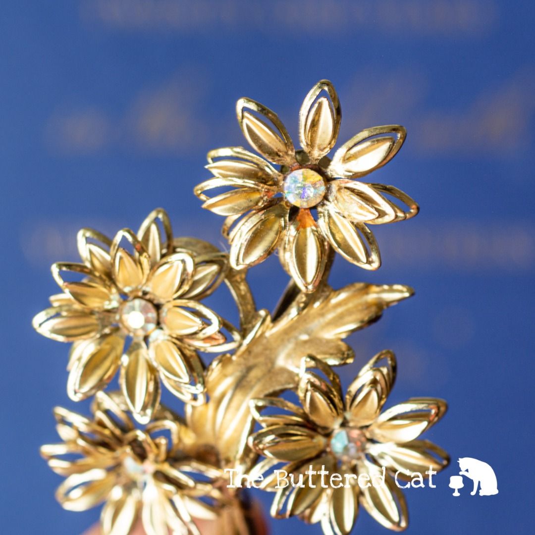Gold flower brooch top