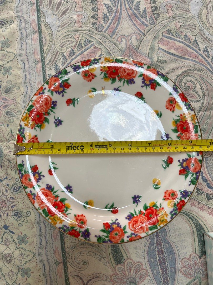 1 YSL dinner /display plate (Category: Dinnerware & Cutlery) located in Silay City. Submitted by royal_salisbury.0215 (Listing ID 1236266508, Image 3). Description: 🌺 beautiful floral YSL display plate 🌺 gold lining intact but has some minimal scratches as it does not come with a box 🌺🌼A beautiful addition to your collection! 😊 .