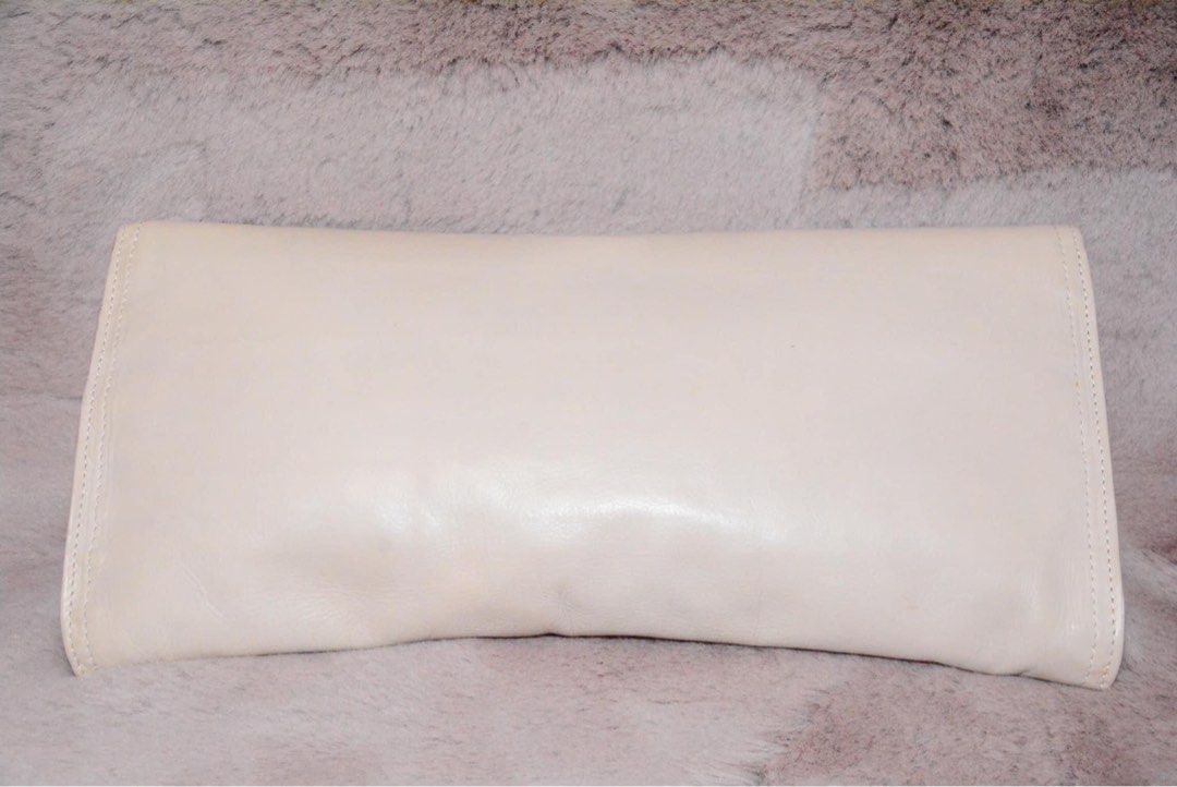 BOTTEGQ VENETTA CLUTCH CHAIN (Category: Luxury Bags & Wallets) located in Cagayan de Oro. Submitted by moiobsession (Listing ID 1236264248, Image 2). Description: Authentic With dustbag and original Bottega Chain.