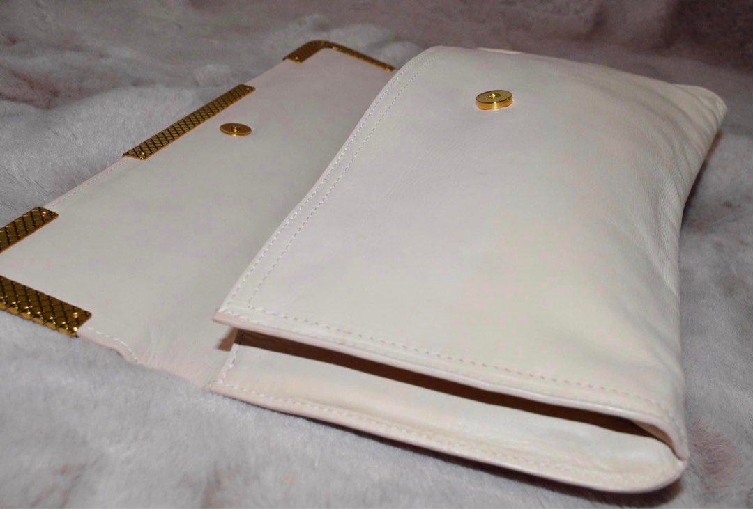 BOTTEGQ VENETTA CLUTCH CHAIN (Category: Luxury Bags & Wallets) located in Cagayan de Oro. Submitted by moiobsession (Listing ID 1236264248, Image 3). Description: Authentic With dustbag and original Bottega Chain.