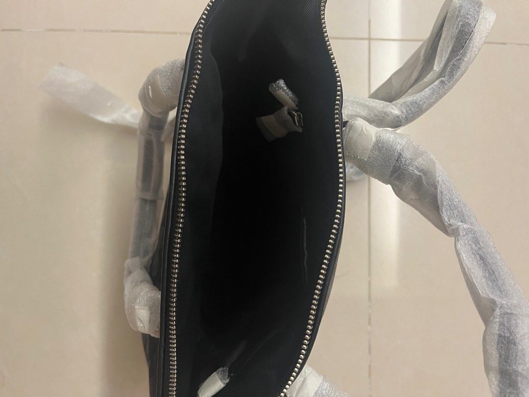 Coach （分類：手袋及銀包）位於 Hong Kong。 由 sunny_su 提交（商品編號 1236369878，圖片 3）。簡介： 100% 全新所有包裝未拆，包一個塵袋 （闊13寸半高8 寸，可手挽及打斜孭。