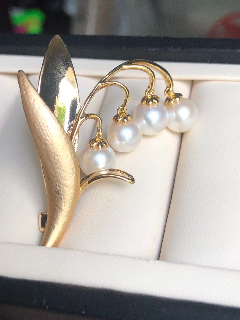 Genuine freshwater pearls brooch
