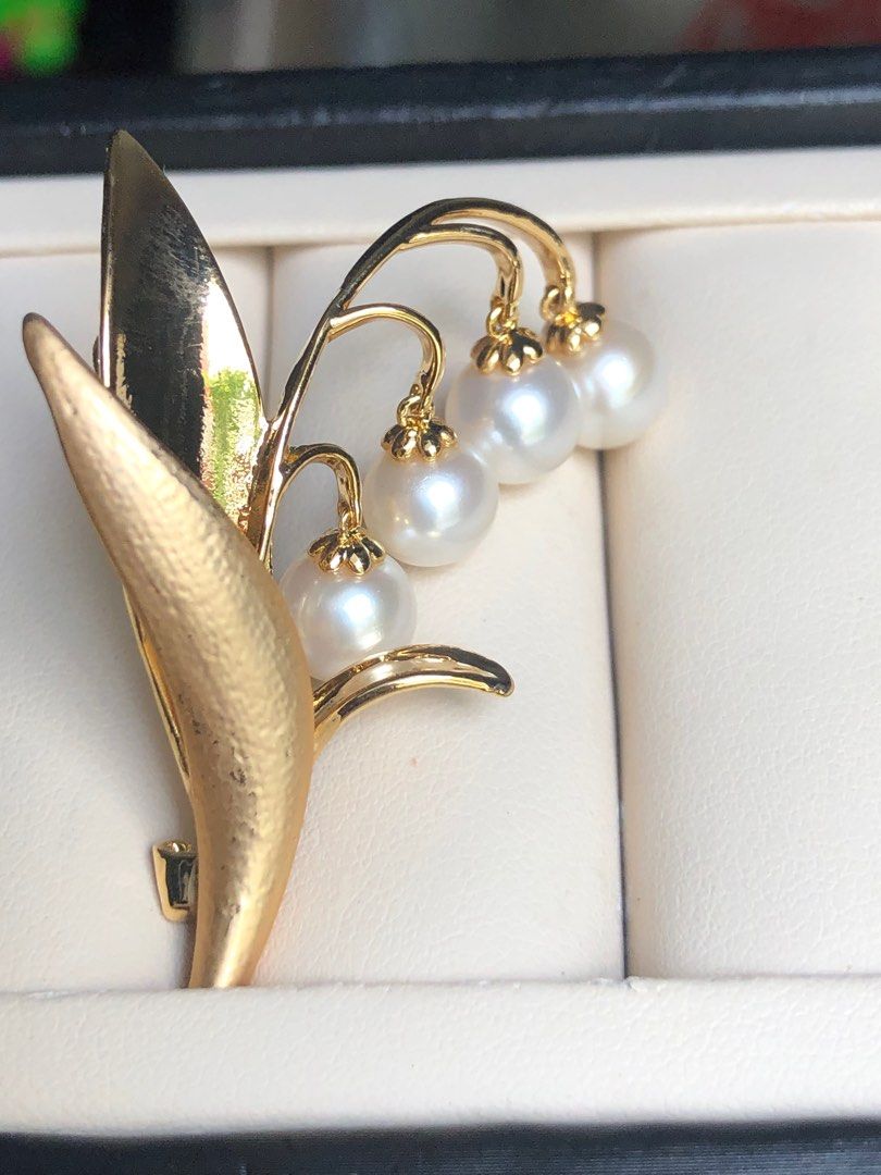 Genuine freshwater pearls brooch