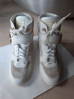 Louis Vuitton x Supreme White Sneakers Shoes Size 6.5, Luxury, Sneakers &  Footwear on Carousell