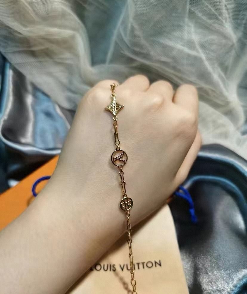 Louis Vuitton mother of pearl blossom bracelet 18k plated preorder, Women's  Fashion, Jewelry & Organizers, Bracelets on Carousell