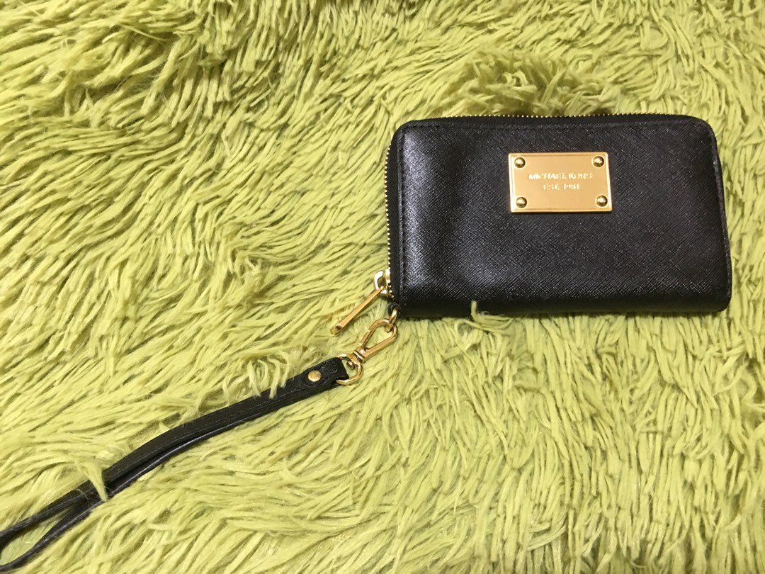 michael kors medium size on Carousell