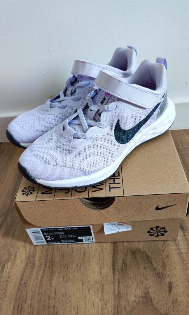 Nike women's revolution 4 flyease deals 4e