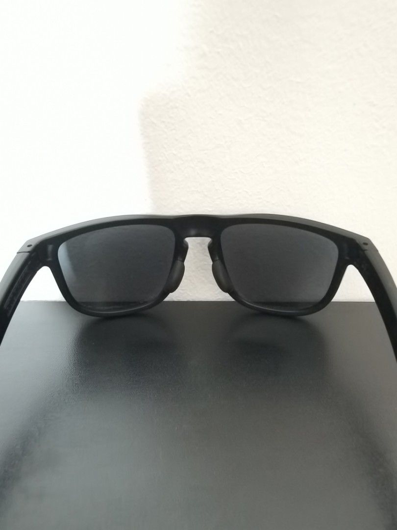 Oakley holbrook round store
