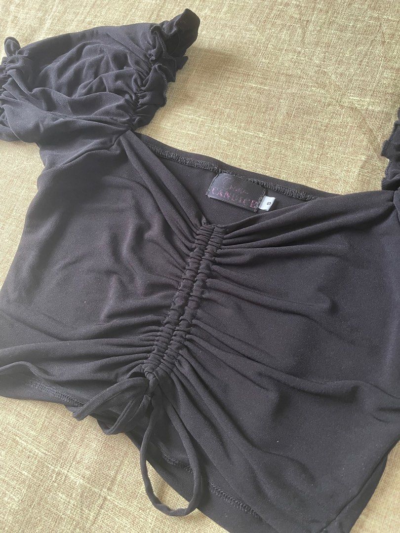 Puff sleeve crop top (Category: Blouses) located in Dasmarinas. Submitted by k_decluttering (Listing ID 1236300612, Image 2). Description: Used once. Rfs: delcuttering Loc: Dasma, Cavite.