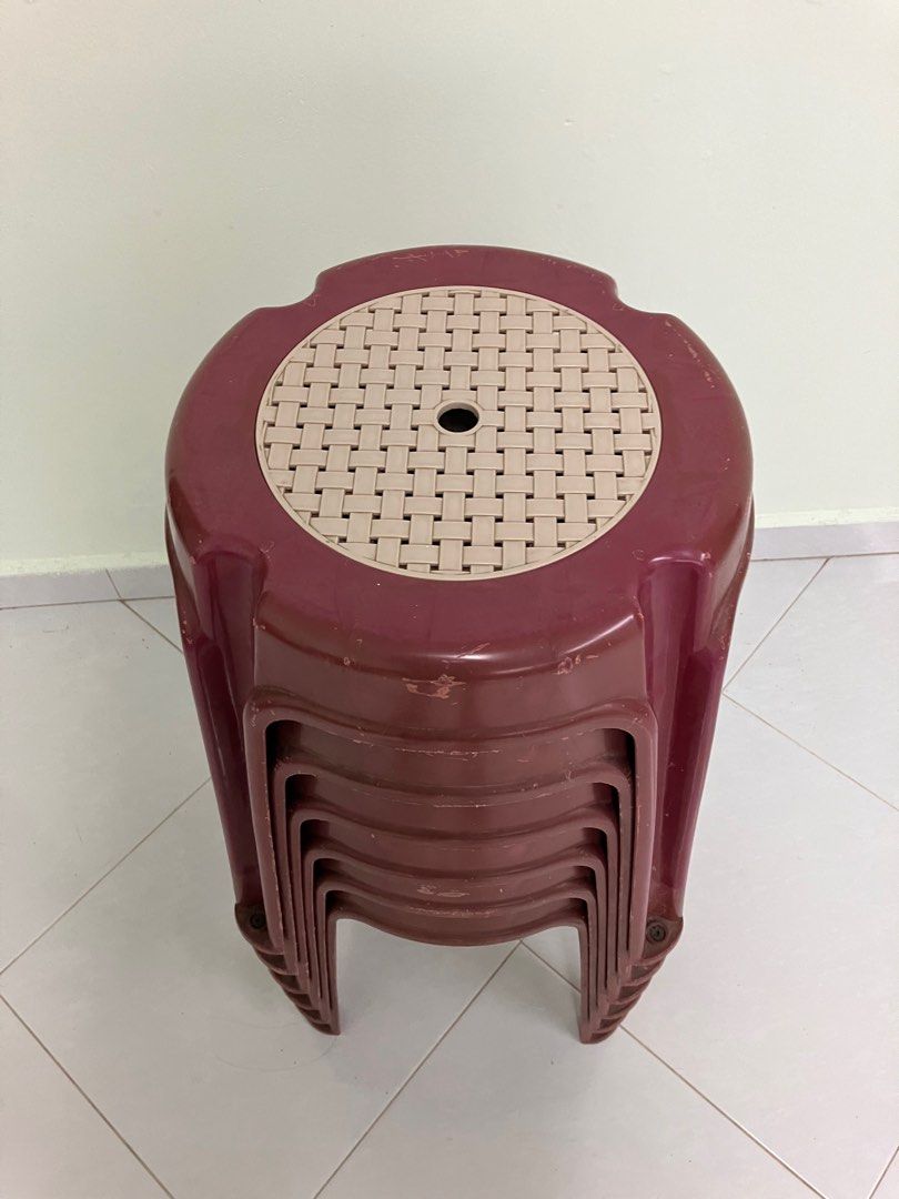 Circle top plastic chair
