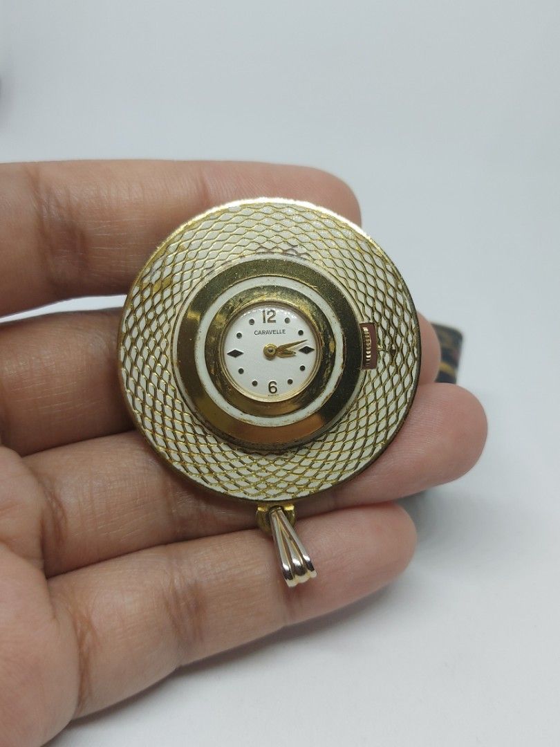 Vintage caravelle pendant watch top
