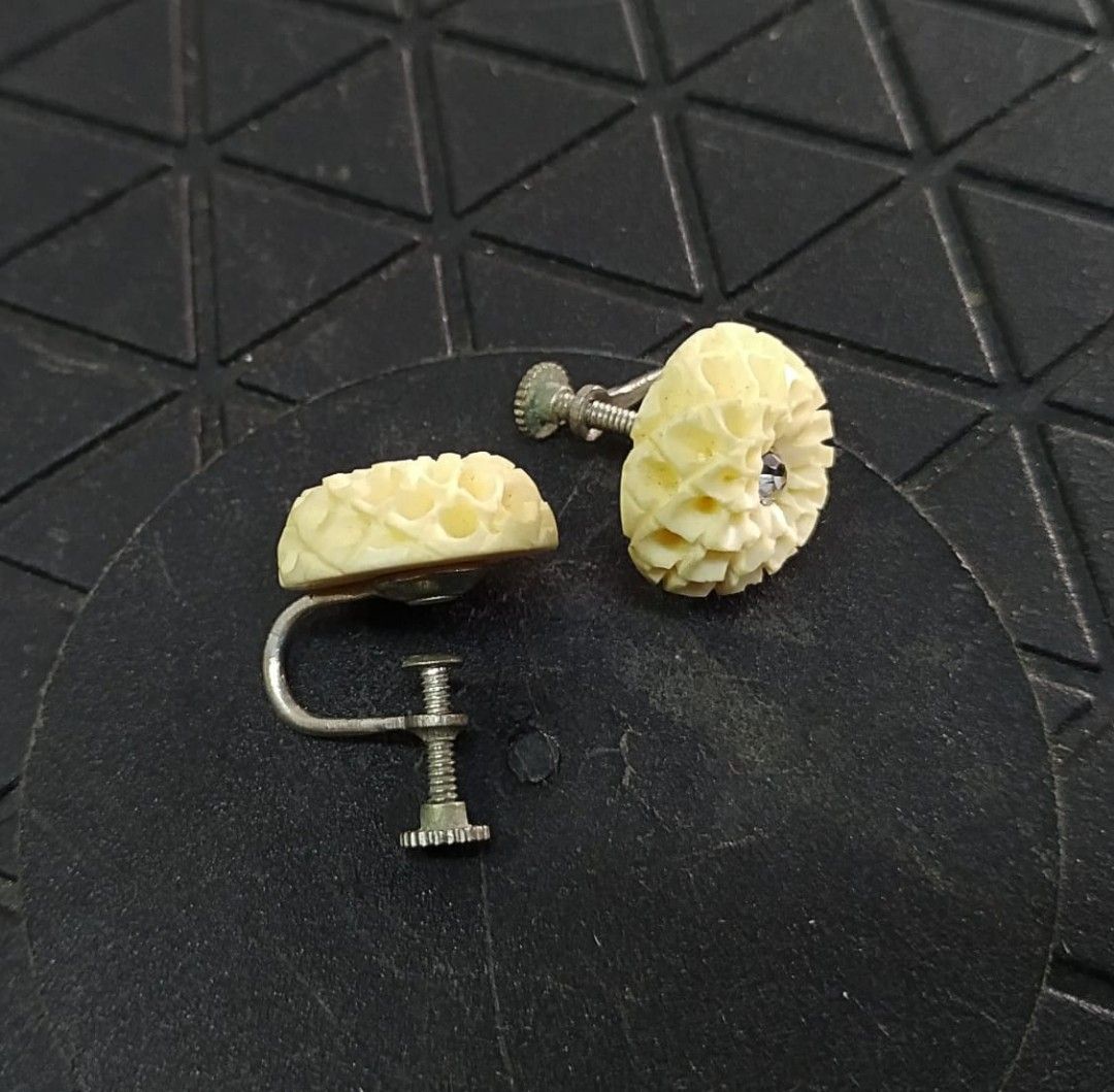 14k 585 Yellow Gold Carved Ivory Shrimp Earrings  thisoldjewelry