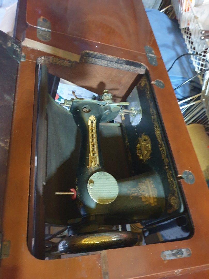 Vintage Singer Butterfly manual sewing machine table, TV & Home