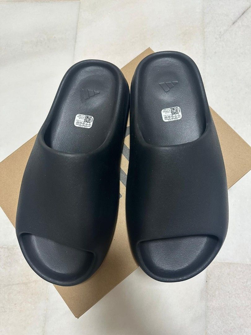 Yeezy Slides 'Onyx' (Size UK/US 11), Luxury, Sneakers & Footwear on  Carousell