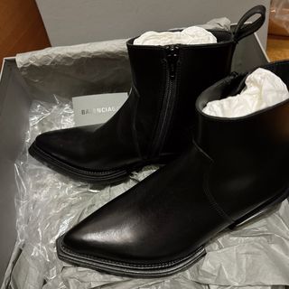 全新BALENCIAGA 黑色全皮短BOOTS, 女裝, 鞋, 靴- Carousell