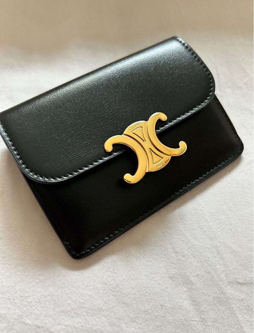 Shop CELINE Triomphe CARD HOLDER WITH FLAP TRIOMPHE IN SHINY CALFSKIN BLACK  by CHARIOTLONDON