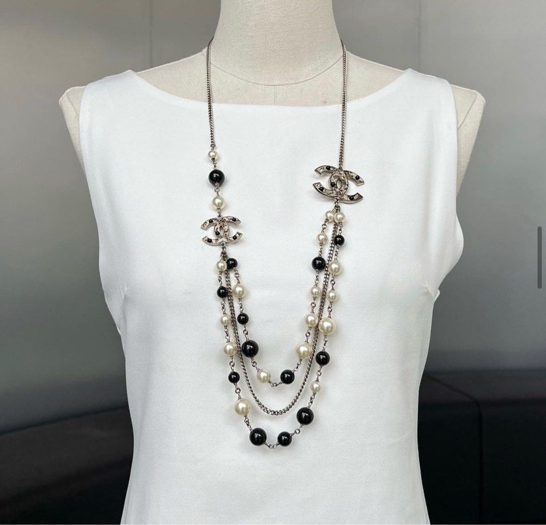 Chanel black and clearance white pearl necklace
