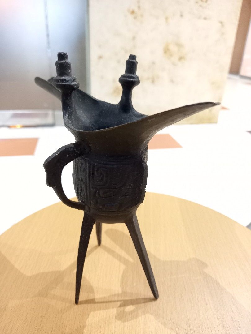 Chinese bronze drinking vessel 中国青铜爵酒器