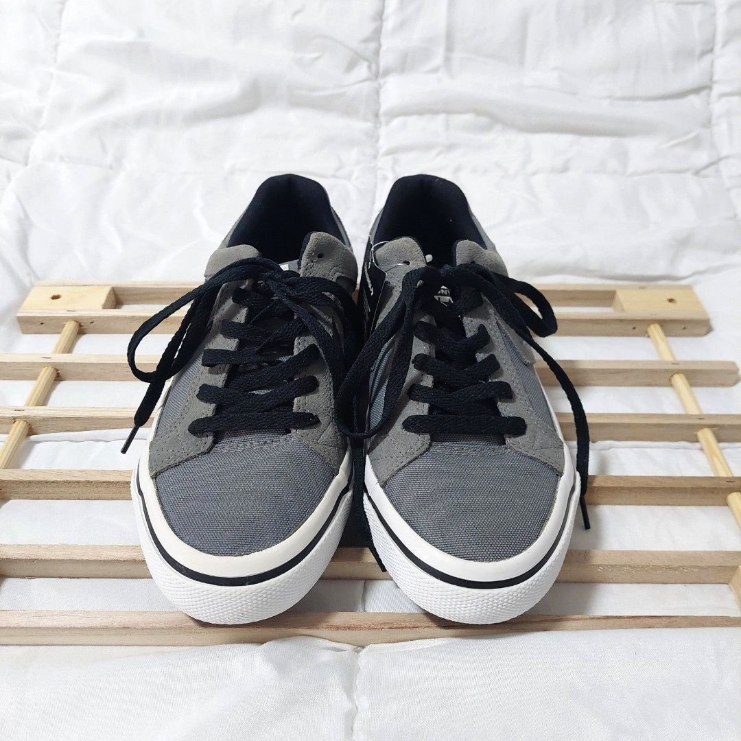 El sales distrito sneaker