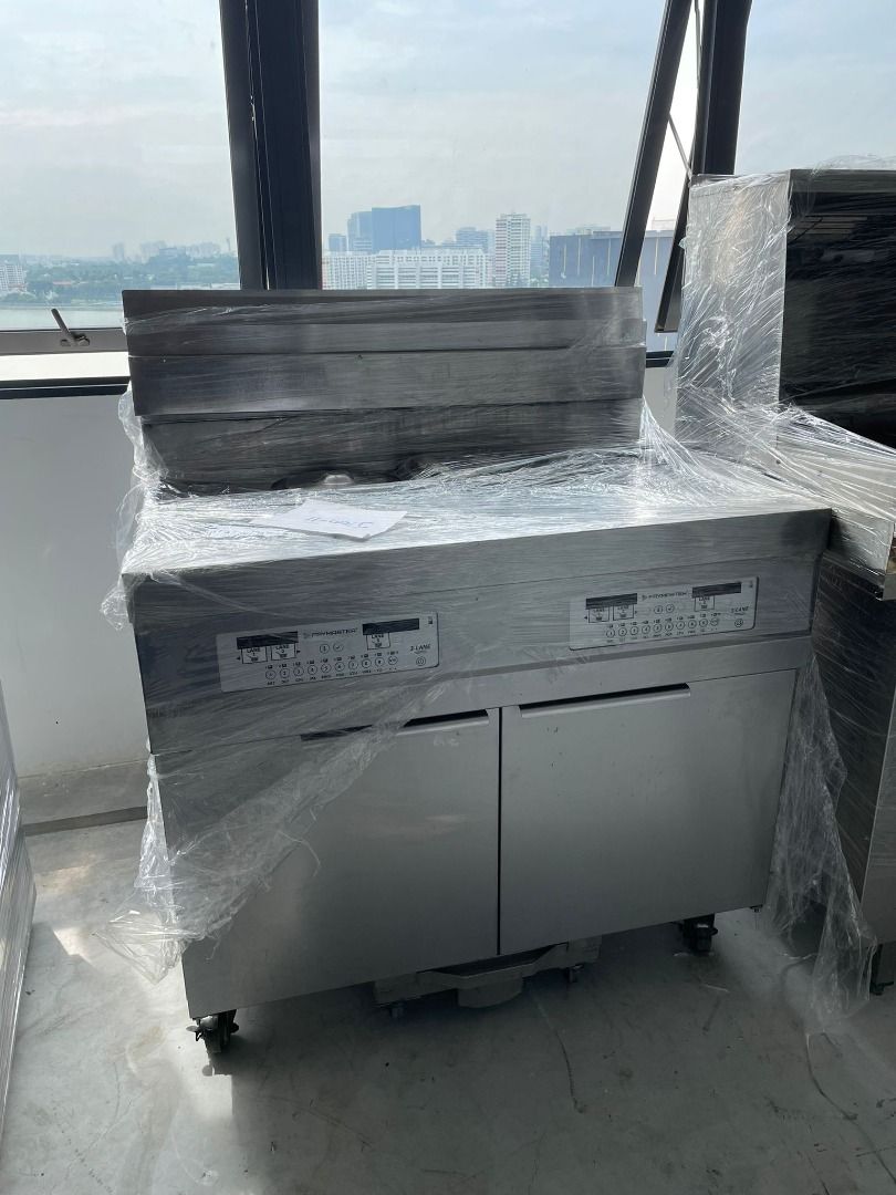 FRYMASTER FREESTANDING 2VAT GAS FRYER, TV & Home Appliances, Kitchen