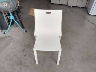 切角白色塑膠椅H04150 快樂福2手倉庫 商品皆為自取價-(請先聊聊詢問運費)