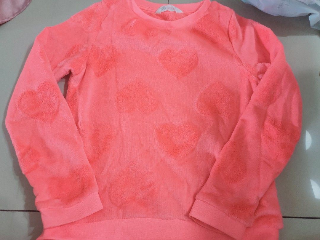 H M sweater motif love dan bahan bulu hangat