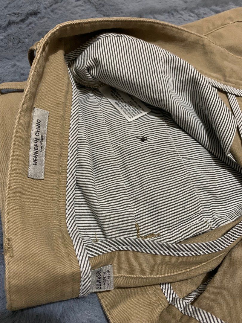 Khaki Chino Pants (Category: Chinos) located in Quezon City. Submitted by Maize03 (Listing ID 1236539372, Image 2). Description: Can fit up to size 30.