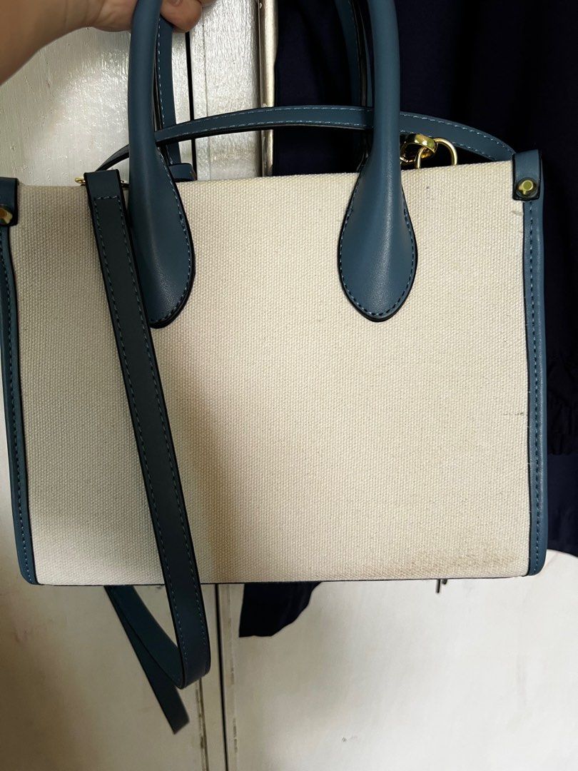 mk mirella (Category: Luxury Bags & Wallets) located in Mandaluyong City. Submitted by iampitch (Listing ID 1236469023, Image 3). Description: too grade mk mirella bag looks original, hindi pa po nagagamit maliit for me need ko mas malaki very nice in actual po ito nabili ko po ng 1500 selling for 1300 na lang po para yung malaki ang bibilin ko .