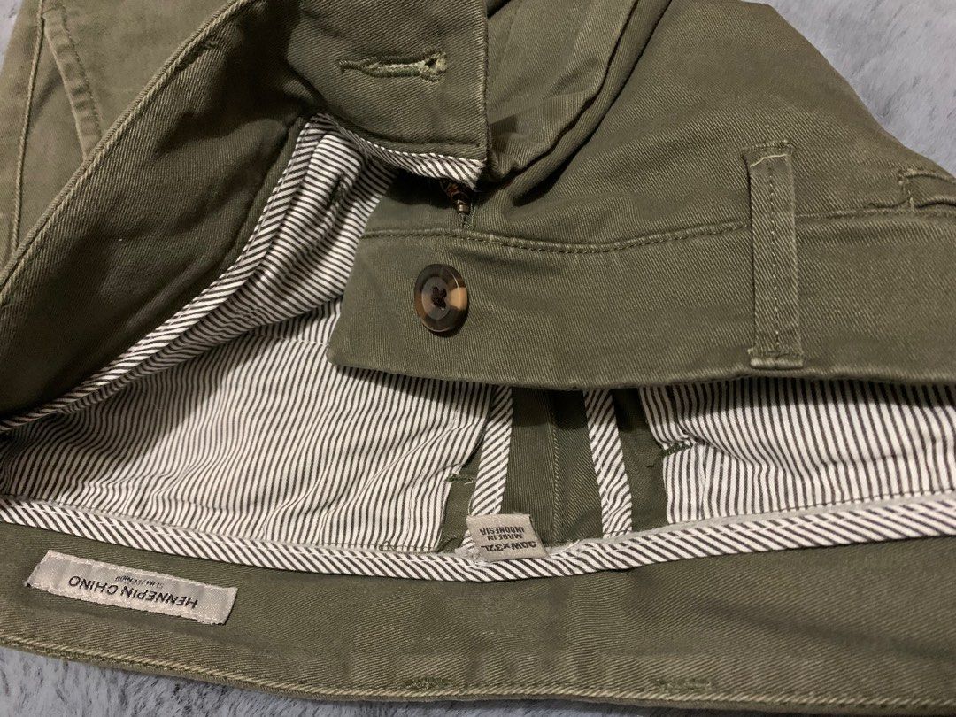 Navy Green Chinos (Category: Chinos) located in Quezon City. Submitted by Maize03 (Listing ID 1236538923, Image 2). Description: Can fit up to size 30 inches.